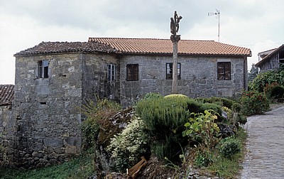 Jakobsweg (Camino a Fisterra): Wegekreuz vor einem Wohnhaus - Ponte Maceira