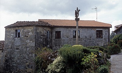 Jakobsweg (Camino a Fisterra): Wegekreuz vor einem Wohnhaus - Ponte Maceira