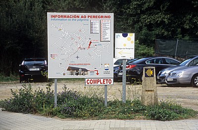 Jakobsweg (Camino a Fisterra): Verkehrsschild “Información ao Peregrino” (Informationstafel für Pilger - Negreira