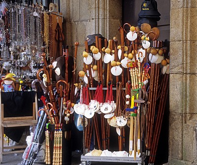 Altstadt: Verkaufsstand „Alles für den Pilger“ - Pilgerstäbe, Jakobsmuscheln, Hüte,... - Santiago de Compostela