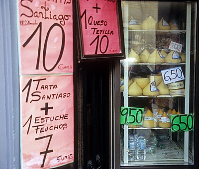Altstadt: Schaufensterauslage mit Queso Tetilla (Käsebrüstchen) - Santiago de Compostela