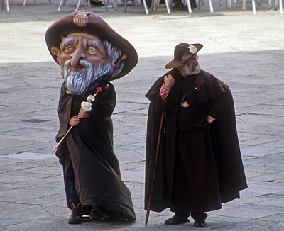 Altstadt: Plaza del Obradoiro – Straßenkünstler (Pilger, Lebende Statuen) - Santiago de Compostela