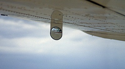 Flug über die Namib: Im Spiegel der Tragfläche gespiegelte Cessna - Namib