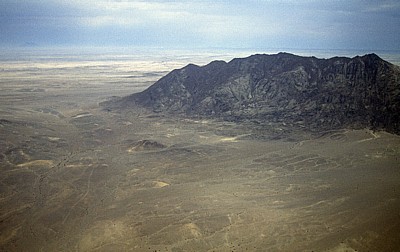 Flug über die Namib: Bergmassiv - Namib