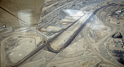 Flug über die Namib: Rössing-Mine (größter Urantagebau der Welt) - Namib