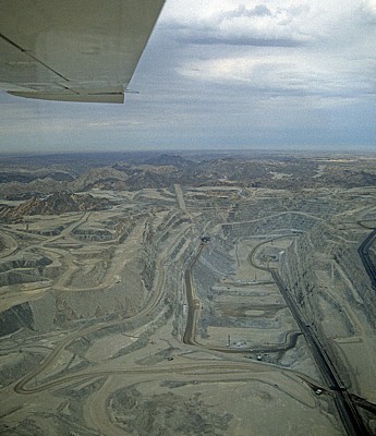 Flug über die Namib: Rössing-Mine (größter Urantagebau der Welt) - Namib