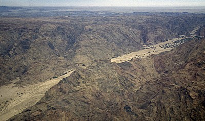 Flug über die Namib: Mondlandschaft mit dem Flußbett des Swakop River - Namib