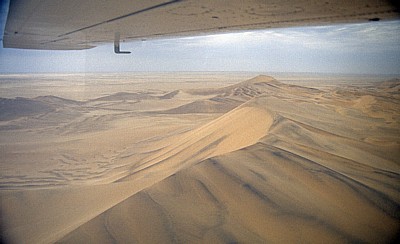 Flug über die Namib: Dünenlandschaft - Namib