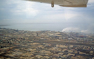 Flug über die Namib: Blick auf die Stadt und den Hafen - Walvis Bay