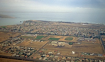 Flug über die Namib: Blick auf den Ort - Walvis Bay