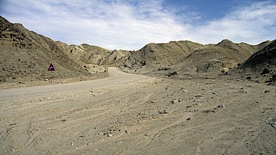 Straße nach Goanikontes: Verkehrsschild  - Namib