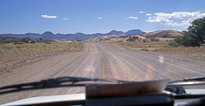 Auf dem Weg zum Skeleton Coast National Park: Wüstenpiste - Erongo