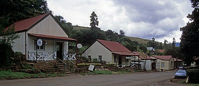 Uptown Pilgrim's: Von links Old Print House und Pilgrim's & Sabie News Museum - Pilgrim's Rest