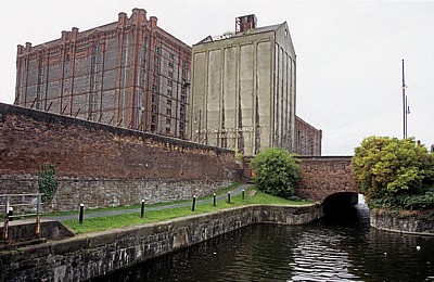 Blick auf Stanley Dock Tobacco Warehouse und White Tomkins & Courage Ltd Grain Silo - Liverpool