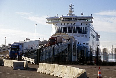 Terminal Roulier du Port Ouest: Lkws fahren von einer Fähre - Dünkirchen