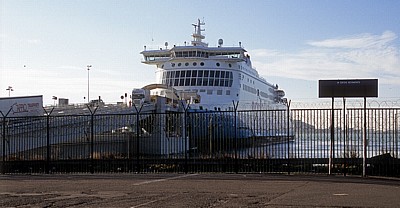 Terminal Roulier du Port Ouest: Lkws fahren von einer Fähre - Dünkirchen