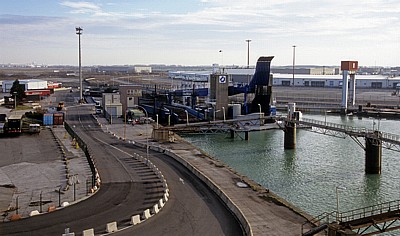 Fähre Dünkirchen - Dover: Blick von der Fähre auf den Terminal Roulier du Port Ouest - Dünkirchen