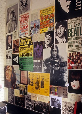 Mathew Street: Lennon's Bar - Plakate im Eingangsbereich - Liverpool