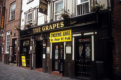 Mathew Street: The Grapes (Pub) - Liverpool