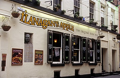 Mathew Street: Flanagan's Apple (Pub) - Liverpool