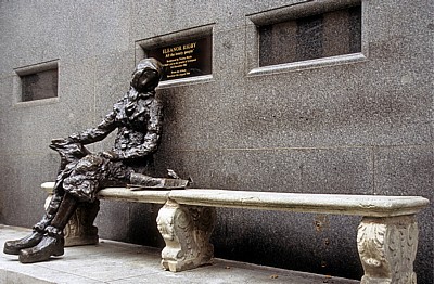 Stanley Street: Eleanor Rigby Statue - Liverpool