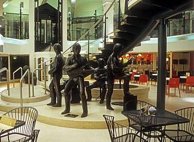 Cavern Walks Shopping Centre: Beatles-Statue - Liverpool