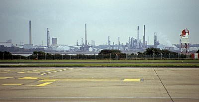 John Lennon Airport: Blick auf die Stanlow Refinery - Liverpool