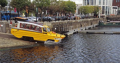 Yellow Duck Marine bei der Einfahrt in das Salthouse Dock - Liverpool
