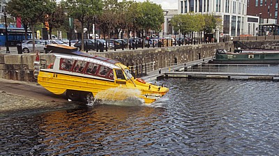 Yellow Duck Marine bei der Einfahrt in das Salthouse Dock - Liverpool