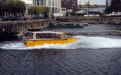 Yellow Duck Marine bei der Einfahrt in das Salthouse Dock - Liverpool