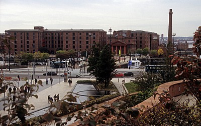 Blick von Kenyon Steps (Liverpool One) auf Albert Dock - Liverpool