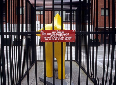 Arthouse Square: mini-Superlambanana in einem Käfig - Liverpool