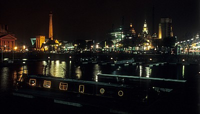 Salthouse Dock: Narrowboats bei Nacht - Liverpool