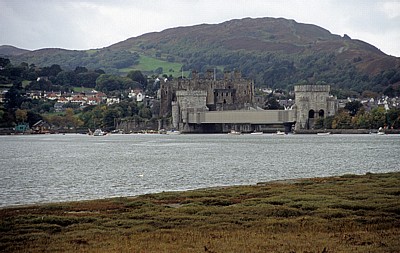 Conwy Castle mit der Conwy Railway Bridge (Tunnelbrücke) - Conwy