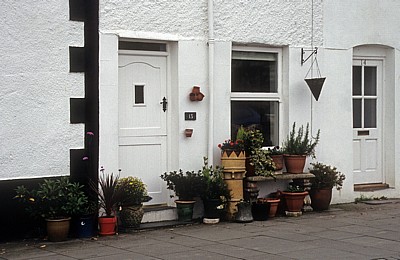 Lower Gate Street: Blumenschmuck vor einem Hauseingang - Conwy