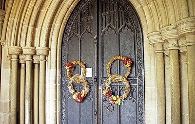 Cathedral Church of St Martin (Kathedrale): Kränze am Eingangsportal - Leicester