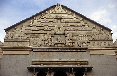 Jain Centre (Tempel): Detail - Giebel - Leicester