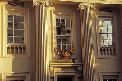 Phoenix House im Abendlicht: Detail - Leicester