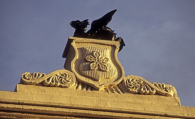 Hausgiebel: Detail - Greif-Statue - Leicester