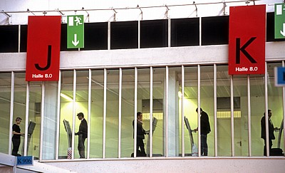 Frankfurter Buchmesse (Halle 8.0): Messebesucher an Terminals - Frankfurt/Main