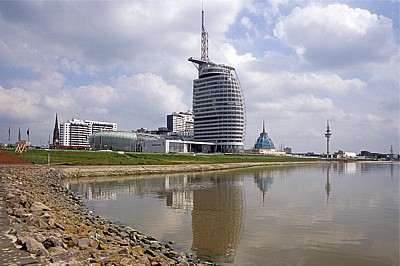 Blick von der Seebäderkaje auf die Havenwelten - Bremerhaven