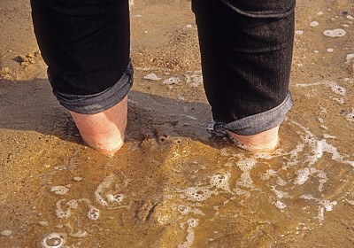 Weser-Strandbad: Im Sand versunkene Füße / Beine - Bremerhaven
