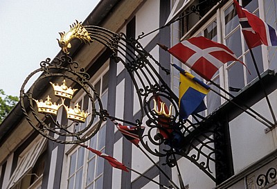 Landrat Schultz Straße: Hotel Drei Kronen - Nasenschild und Flaggen - Tecklenburg