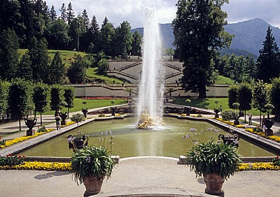 Park Linderhof: Wasserparterre mit Fontäne - Ettal