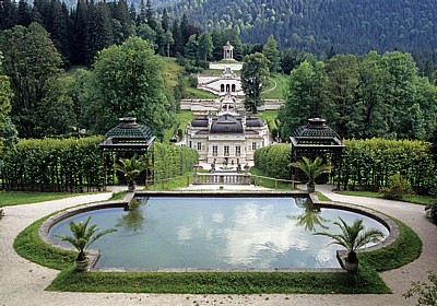 Park Linderhof: Blick über die Kaskaden auf Schloß Linderhof - Ettal