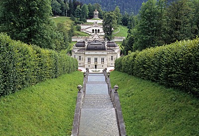 Park Linderhof: Blick über die Kaskaden auf Schloß Linderhof - Ettal