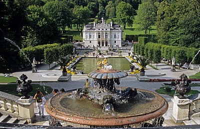 Park Linderhof: Blick vom Venustempel über das Wasserparterre auf Schloß Linderhof - Ettal
