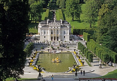 Park Linderhof: Blick vom Venustempel über das Wasserparterre auf Schloß Linderhof - Ettal
