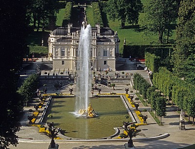 Park Linderhof: Blick vom Venustempel über das Wasserparterre auf Schloß Linderhof - Ettal
