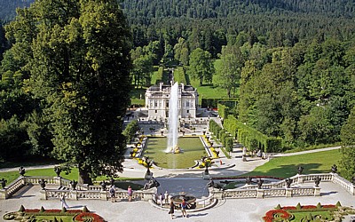 Park Linderhof: Blick vom Venustempel über das Wasserparterre auf Schloß Linderhof - Ettal